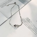 Primo piano di una collana a catena a serpente d'argento con ciondolo a fibbia di cintura - Stile Fibbia della Cintura (YX341) / Argento