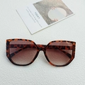 Oversized tortoise shell sunglasses with brown gradient lenses in a vintage style - Leopard Print