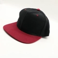 Καπέλο snapback με επίπεδο γείσο, μαύρη κορυφή και μπορντό κόκκινες λεπτομέρειες - Ένα μέγεθος / Μαύρο και μπορντό