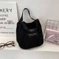 Détail du sac cabas en velours côtelé noir avec étiquette attitude et accessoires - Noir