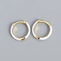 Orecchini a cerchio minimalisti in argento S925 con finitura dorata e smalto bianco - Oro (Bianco)