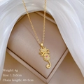 Nahaufnahme der Katzen-Halskette mit rosa Herz-Edelstein und funkelnden Kristallen in Gold - Goldene Katze Herz Stil (C526)