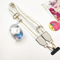 Detalle de correa de móvil crema con patrón de flechas doradas y estuche de PVC - Correa Y Bolsa Transparente Y Pestaña / Estilo de Flecha Blanca / Cierre Dorado