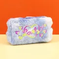 Detail der hellblauen Plüsch-Kosmetiktasche mit buntem Paillettenherz und Stickerei - Tie-Dye Blau