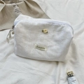 Detail der weißen Spitze Kosmetiktasche mit floraler Stickerei und Sozakka Label - Groß (22x12x11cm) / Weiß