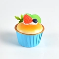 Künstliches Cupcake-Modell mit blauem Becher und Fruchtbelag aus Beeren und Kiwi - Himbeer