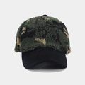 Détail de la couronne en polaire camouflage et visière en velours côtelé noir de la casquette - Réglable / Camouflage Vert