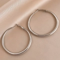 Orecchini a cerchio geometrici minimalisti in argento su sfondo di seta champagne - Grandi Orecchini Geometrici a Cerchio / Argento (Perno per orecchini in argento sterling 925)