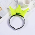 Dettaglio del cerchietto con corona LED luminosa giallo neon per decorazioni feste - Corona traforata verde