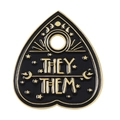 Spilla smaltata They Them a forma di cuore planchette in nero e oro lucido - XZ5869-Planchette they/them