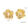 3D-Blumen-Ohrstecker aus Edelstahl in Gold mit rosa Naturstein-Inlay-Details - Weißer Jade / Gold