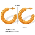Gouden C-vormige roestvrijstalen oorbellen met onregelmatige textuur van 30mm - Onregelmatige Structuur Stijl (EH347)