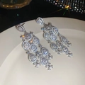 Macro-opname van zilveren kwastjesoorbellen met waterdruppel en zirkonia stenen - Zilver (Silver Earring Post)