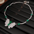 Macro di orecchini a farfalla argentati con pietre verdi e dettagli in cristallo - Collana con ciondolo a farfalla / Argento & Verde