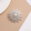Élégante broche fleur argentée avec pétales en zircon et un grand centre en perle blanche - Fleur en Zircon Argent