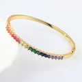 Bracciale ovale placcato oro 18k con zirconi arcobaleno rettangolari su sfondo bianco - Oro