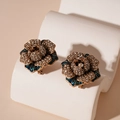 Dettaglio macro di orecchini vintage con petali in smalto blu e strass scintillanti - Orecchini a Bottone a Fiore in Smalto Blu (Ago in Argento)