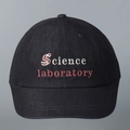 Dettaglio del ricamo Science Laboratory sul cappellino in cotone blu navy - M (56-58cm) / Blu navy