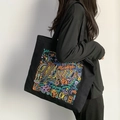Dettaglio della borsa tote in tela nera con ricami retrò colorati e motivi grafici - Ricamo Colorato / Nero
