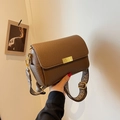 Sac bandoulière en cuir marron foncé avec large sangle à motif rétro et boucle dorée - Large Bandoulière Jacquard/Motif Litchi / Marron