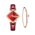 Gros plan d'une montre rouge avec bracelet étoile doré et bracelet en cuir bordeaux - Montre rouge et bracelet