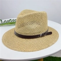 Strohhut im Panama-Stil mit braunem Lederband auf weißem Tisch für den Sommer-Sonnenschutz - M (56-58cm) / Hellkaffee