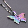 Collier papillon arc-en-ciel en acier inoxydable iridescent avec ailes gravées - Pendentif avec Collier / Arc-en-ciel