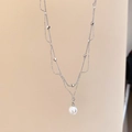 Detalle de un collar de plata de doble capa con cuentas pulidas y una perla blanca - Collar / Perla Plateada