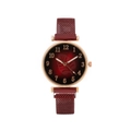 Gros plan du cadran dégradé rouge avec motif feuille et bracelet en maille or rose - Rouge