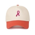 Detail der rosa Schleifenstickerei auf einer beige-orangen Kontrast-Baseballkappe - Verstellbar / Beige-Orangefarbene Krempe