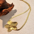 Goldene Edelstahlkette mit strukturiertem Blumenanhänger und Fischgrätkette für Damen - Goldene Blumenhalskette