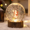 Bola de nieve navideña luminosa con figura de Papá Noel y base rústica de madera - Papá Noel con Mochila