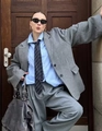 Outdoor Streetstyle-Aufnahme eines grauen Oversize-Blazersets mit hellblauem Hemd und Krawatte - S / Spacegrau