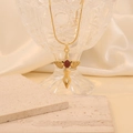 Collar dorado con colgante de espada, gema roja y cadena de serpiente sobre mármol - Rojo
