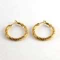 Boucles d'oreilles créoles torsadées en acier inoxydable plaqué or 18k sur fond blanc - Créoles Torsadées / Doré