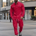 Detailansicht der schweren Herren-Fleecejacke und Cargo-Hose in kräftigem Rot im Streetstyle - S / Rot