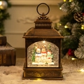 Vintage Bronze-Weihnachtslaterne mit LED-Schneemannszene und warmem Lichtglanz - Drei Schneemänner
