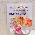 Dettaglio della borsa in paglia intrecciata con orchidee colorate e manico in perle - Borsa con Fiori Gialli