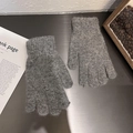 Detailaufnahme grauer Strickhandschuhe mit weicher Plüschstruktur und Vollfinger-Design - Einheitsgröße / Dunkelgrau