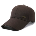 Klassische dunkelbraune Baumwoll-Baseballkappe mit dekorativem Berg-Metallemblem - Kaffeebraun