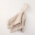 Détail du doudou pour bébé en double gaze de coton avec peluche en forme de lune - 40*40cm / Lune Kaki