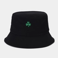 Dettaglio del ricamo a trifoglio verde su un cappello a secchiello in cotone nero twill - Taglia unica / Nero