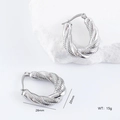 Orecchini a cerchio irregolari in acciaio inox argento su un blocco di pietra bianca - Design a Serpente (Stile 4)