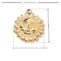 Dettaglio di un ciondolo a sole in acciaio inossidabile dorato 15x17mm con dimensioni - Volto del Sole Oro