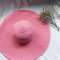 Chapeau de soleil en paille rose à large bord avec texture tressée sur tissu blanc - M (56-58cm) / Rose