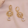 Pendientes de flores huecas doradas con piedras preciosas y colgantes de gota - Blanco