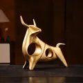 Modern abstract goudkleurig stierbeeld met hol ontwerp voor minimalistisch interieur - Gouden Stierbeeldje met de kop omhoog