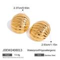 Detalle de pendientes ovalados dorados de acero inoxidable con textura acanalada - Dorado