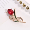 Elegante spilla a tulipano in oro con petalo di rubino e accenti di foglie verdi - Stile Tulipano Rosso