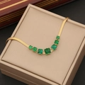 Collana a catena piatta dorata con pietre quadrate verde smeraldo su astuccio - Collana / Oro + Verde